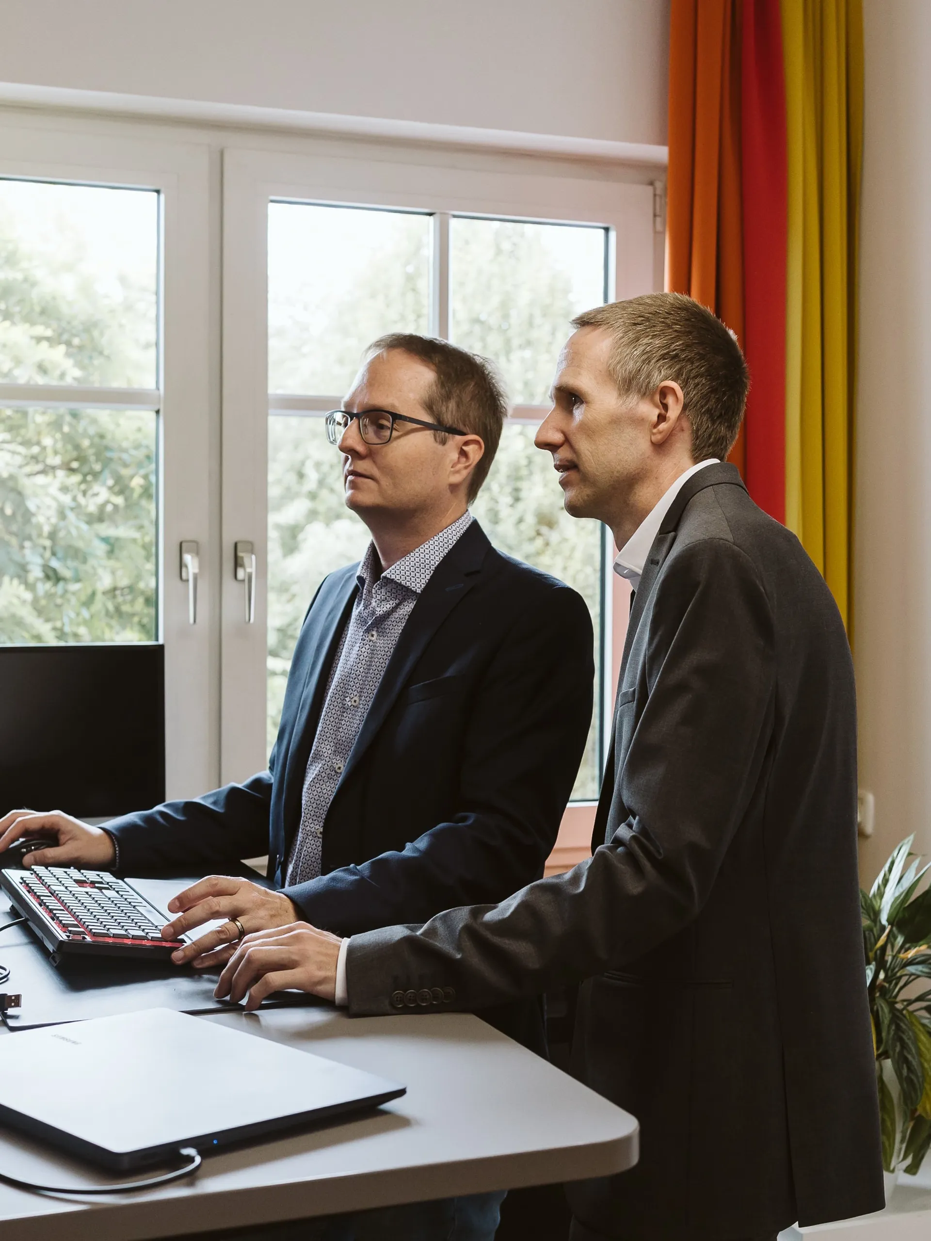 EMM Team am Stehpult